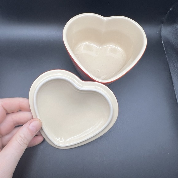 Le Creuset Ombre Red Heart Shape Miniature Covered Ramekin Stoneware Cocotte - Picture 5 of 12